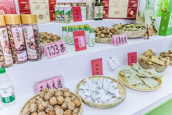 云南组团参加2024年世界林木业大会 中草药制品成亮点